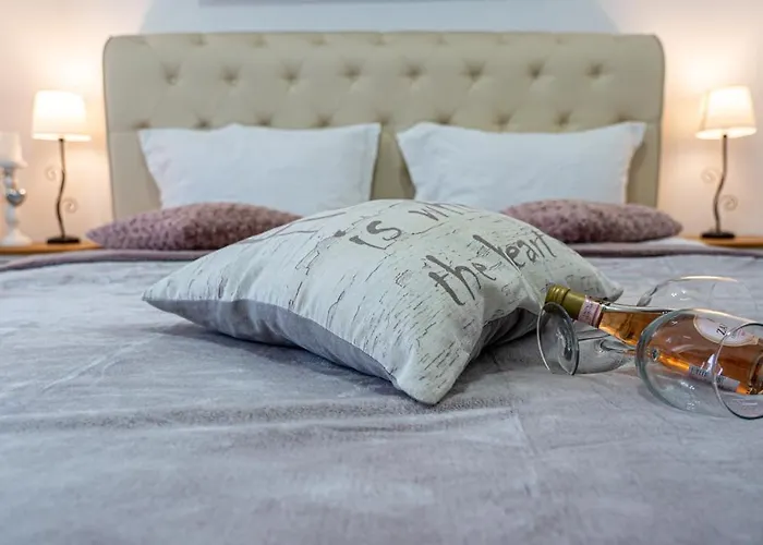 Avenue Parliament Old Town - Avenue Bucareste