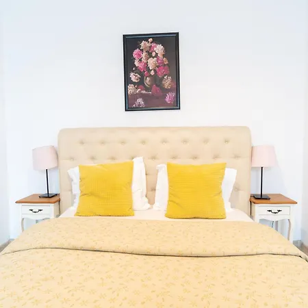 Avenue Parliament Old Town - Avenue Bukarest