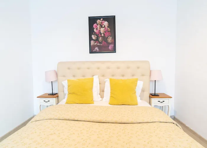 Avenue Parliament Old Town - Avenue Bucarest