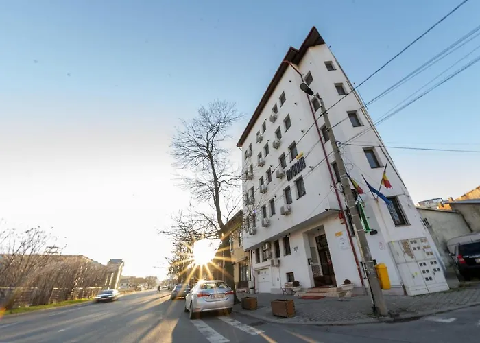 Avenue Parliament Old Town - Avenue